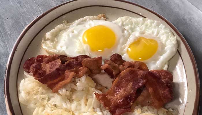 Build your own breakfast brunch at The Cove of Twin Falls with fried eggs sunny side up, crispy thick cut bacon and hashbrowns